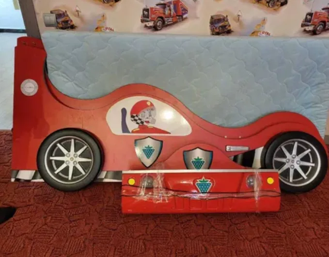 Дитяче ліжко- машинка
