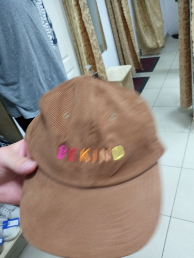 Кепка 'BE KIND'